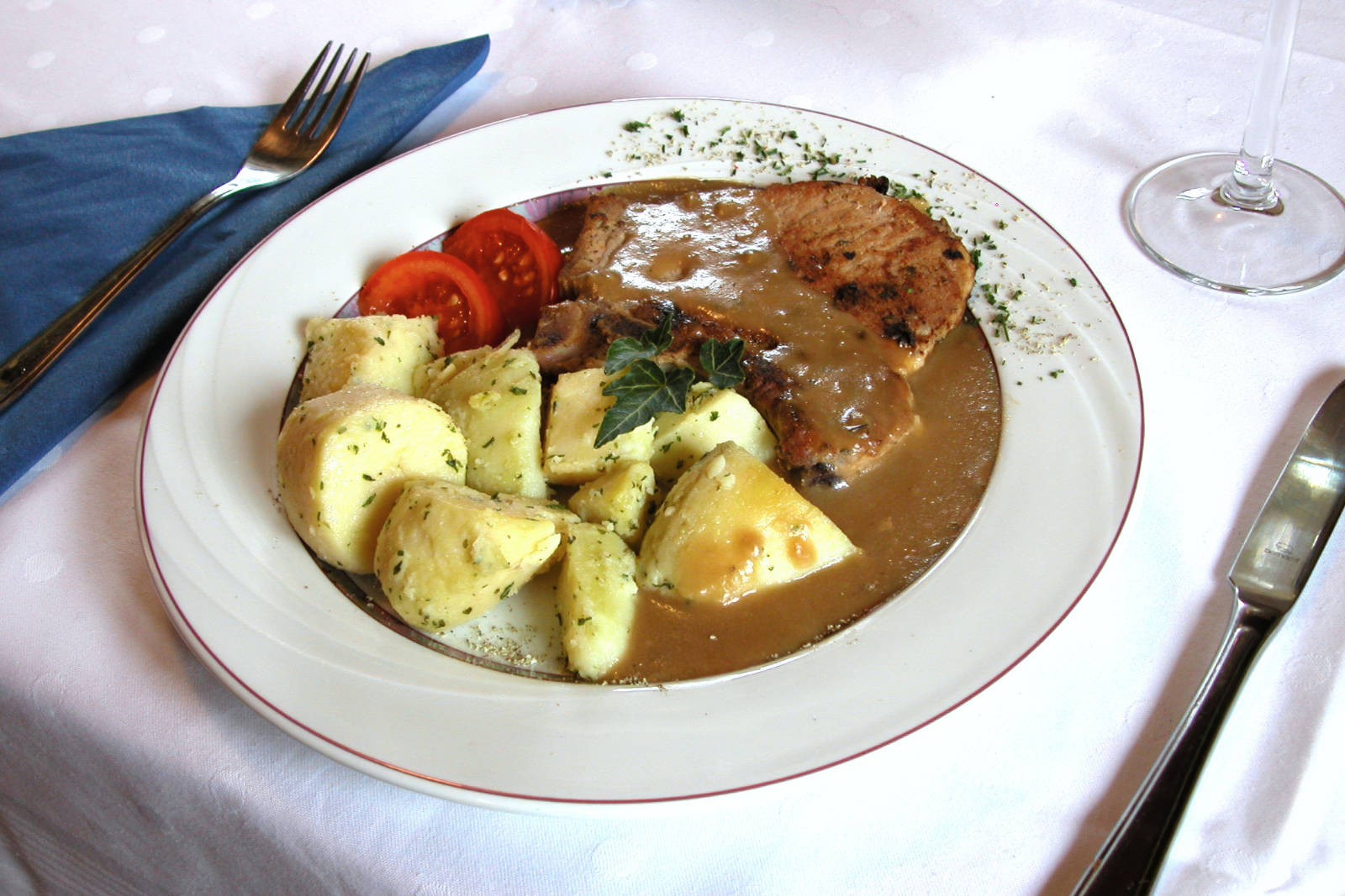 Fleisch mit Sauce und Kartoffeln